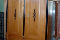 Schrank mit Saeulen